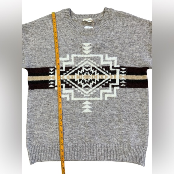 NWT!!  NEW IN Geometric Patterned Gray women’s Sweater - Picture 5 of 11